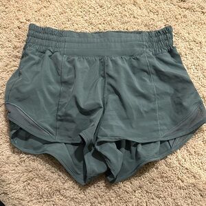 Lululemon pale green high rise 2.5” hotty hot shorts